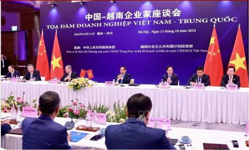 Vietnamese, Chinese leaders urge businesses to strengthen economic ties